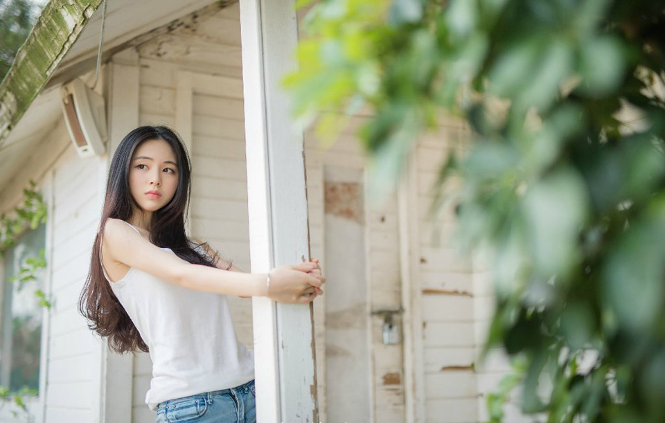 在伏德愕然的目光里，从江夏四周隐秘处，一艘艘快船迅速出现，密密麻麻的汇聚了一片，一眼望去，整个江面都被大小不一的船只铺满，浩浩荡荡。